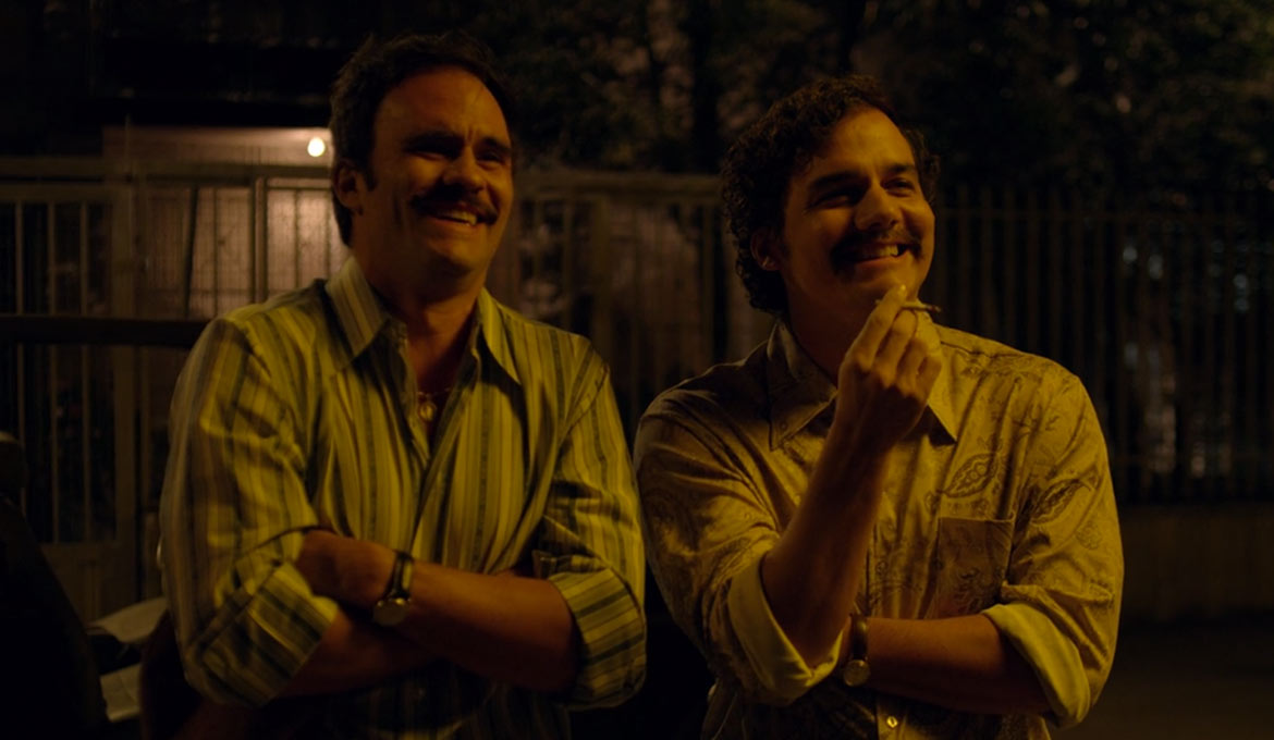 Pablo Escobar y su primo en capítulo 1 de Narcos