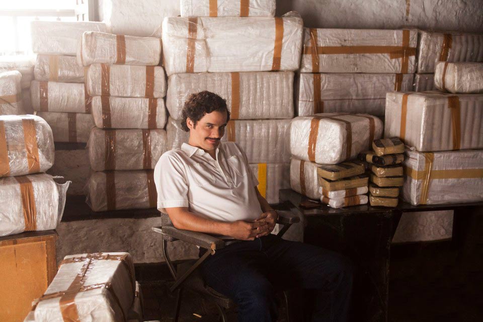 Pablo Escobar entre fardos de cocaína en capítulo 1 de Narcos