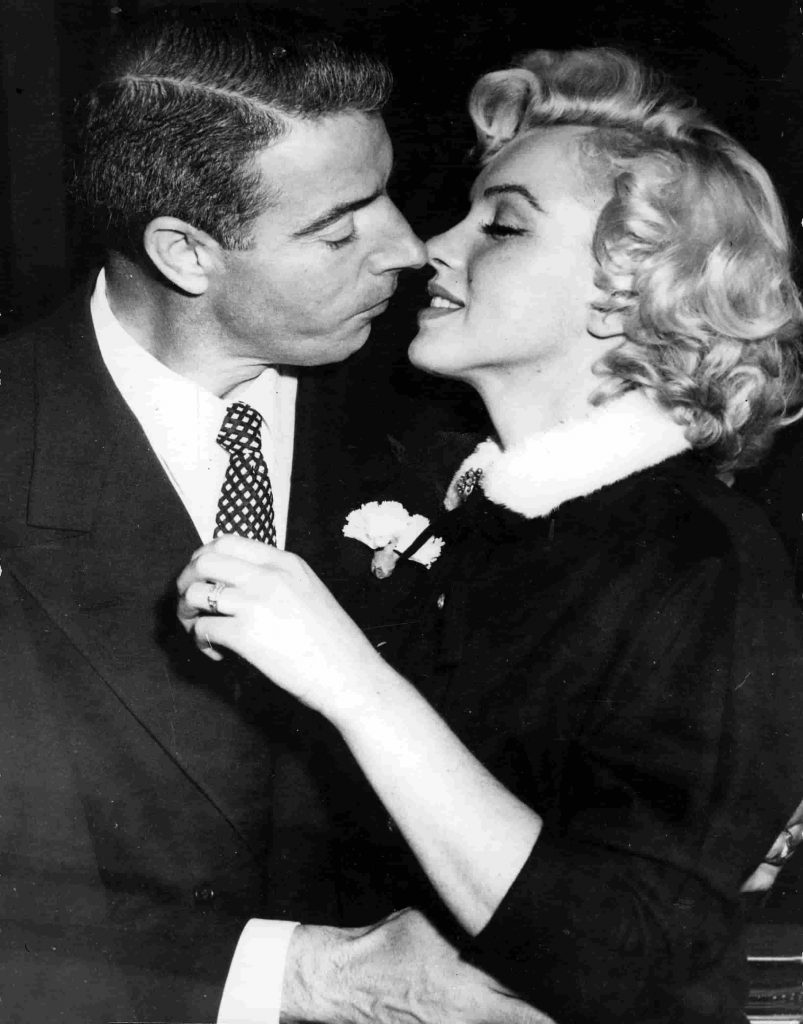 Marilyn Monroe y DiMaggio en su boda