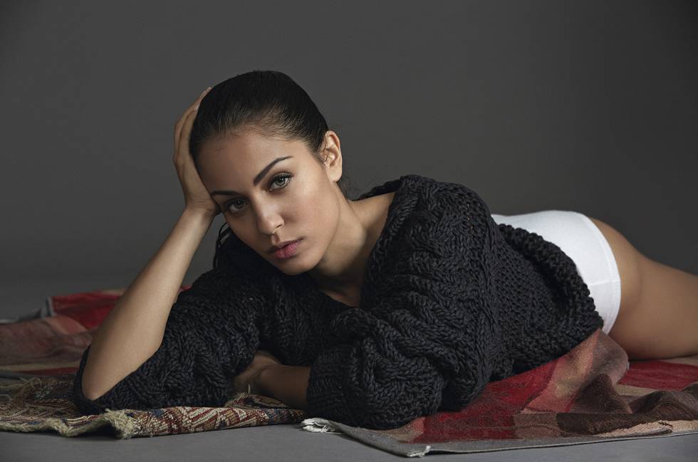 hiba abouk posando