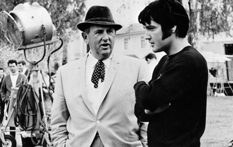 Tom Parker y Elvis Presley durante un rodaje